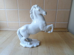 Ágaskodó fehér porcelán ló figura 19 cm