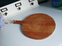 Practical, comfortable wooden cutting board, offering