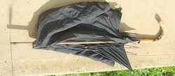 LEÁRAZVA Ősrégi fanyelű esernyő antik-a markolat és szára is fából van,váz tűrhető állapot ,javítand