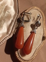 Bizzu earrings set with a drop of coral