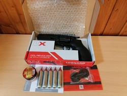 Umarex tornado revolver air pistol with gifts. New unused