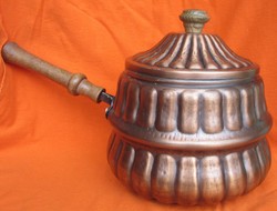 Kézműves réz edény, belűről kiónozva,  17,5 cm magas, fedővel, nyél hossza 15,5cm.