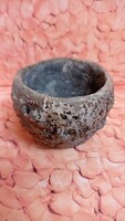 Amorf jellegű feketés barna raku kerámia pohár, keleti stílusú dísz csésze