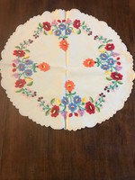 Very precise beautiful embroidery. Hungarian tablecloth. Size: 44 cm in diameter, circular with slinged edge.