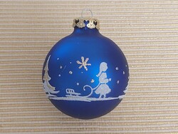 Régi üveg karácsonyfadísz kék festett gömb retro üvegdísz kislány szánkóval minta