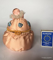 Régi, kisebb méretű kemény műanyag babával díszített selyem varró, piperés vagy ékszer doboz