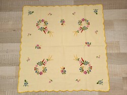 Hand-embroidered Kalocsa pattern tablecloth_table centerpiece