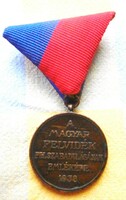 Highland war medal with matching war ribbon t1-