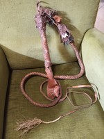 Ring whip with leather frills