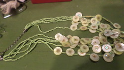 5 szálas , kagyló és kása gyöngyökből álló , nyári nyaklánc ( szálak hossza 58-44 cm között )