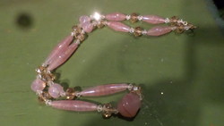 54 cm-es , rózsaszín , fazettált kristály és különleges , kézműves ,üveg gyöngyökből álló nyaklánc .