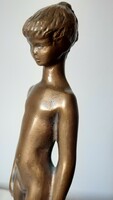 R. Kiss Lenke: kislány akt, bronz szobor