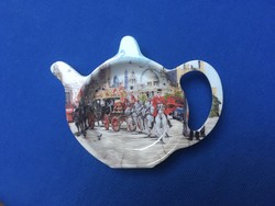 Souvenir tea filter holder with famous buildings of London, the royal carriage