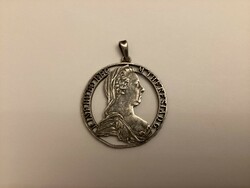 Mária Terézia ezüst érméből  készült medál .