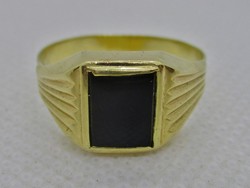 Beautiful 14kt antique gold ring with onyx stone