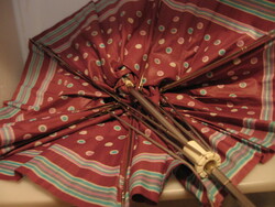 Retro pöttyös-csíkos esernyő javításra