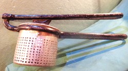 Krumplinyom,paszírozó,tepertő nyomó konyhai segédeszköz.Erős fém konstrukció:9x9-31cm,0.85 kg