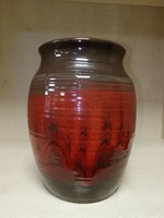 Barna-piros csurgatott mázas kerámia váza