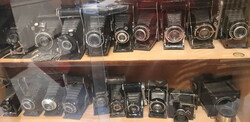 73 darabból álló fényképezőgép gyüjtemény. a fényképezés kezdeti időszakától napjainkig