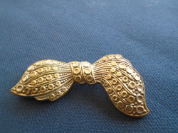 A wonderful old silver-colored bow brooch is a special piece