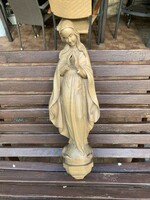 SzüzMária szobor egy fábòl faragott