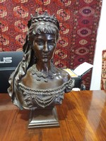 Bronze statue of Queen Sissi. Very nicely done. Unfortunately, there is no signature on it. 29cm high.