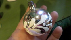Retro , üveg karácsonyfadísz alapvetően jó állapotban  . Kb 5 cm-es , deres mintájú gömb .
