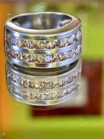 Káprázatos, tömör ezüst gyűrű, pezsgő színű cirkónia kövekkel ékesítve