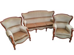 Hazelnut-colored neo-baroque seating