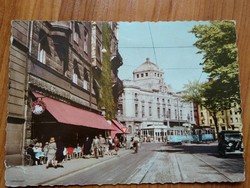 Svédország, Stockholm, háttérben a színház, villamos, 1950-es évek