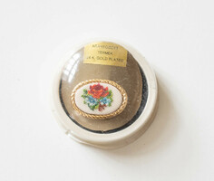 Gobelin díszítéses bross 24 karátos aranyozással - vintage melltű, kitűző strasszkővel