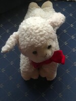 A very nice snow-white lamb with a red bow. Size: 27x16 cm tcm, 22290 Hamburg