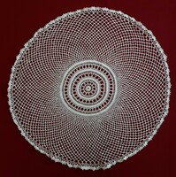 Medium-sized tablecloth crocheted with Solomon's knot technique