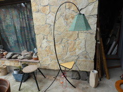 Régi, egyszerű vonalvezetésű kovácsolt vas állólámpa