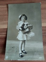 Antik fotó képeslap, kislány ajándékokkal, 1913