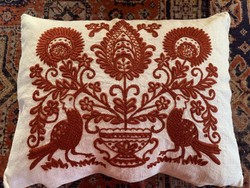 A very nice smaller decorative pillow with a bird motif