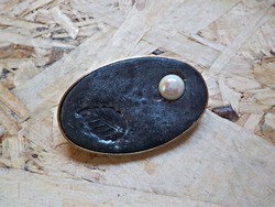 Retro brooch