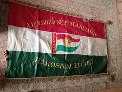 Rákosi korszakból származó úttörő zászló, "A dolgozó népért, a hazáért, Rákosival előre! LEÁRAZVA!!!