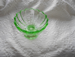 Uránzöld színű kehely alakú üveg pohár