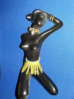 Régi Art Deco Török János által tervezett OMNIA plasztik reklámfigura néger hölgy a képek szerint