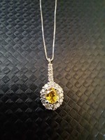 Women's necklace with diamonds and yellow sapphires