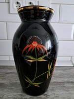 Virágmintás fekete váza