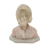 Marble bust with hat m00837