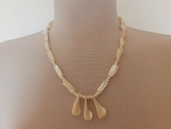 Showy mother-of-pearl necklace