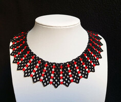 Black and red folk pearl necklace