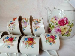 Virágos, rózsás porcelánok (Zsolnay és jelzetlen csésze, bögre, kanna)