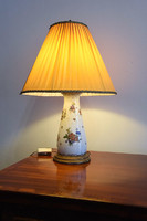 Virágmintás porcelán asztali lámpa aranyozott fatalpon, sárga ernyővel, XX. sz. első fele