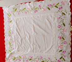 Embroidered tablecloth with lace appliqué