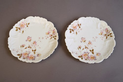 2 db antik virág mintás masszába nyomott rocaille aranyszegélyű porcelán tányér, XIX. sz. első fele
