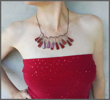 Egyedi, igényes kézműves termék, piros színű üvegből kialakított nyaklánc